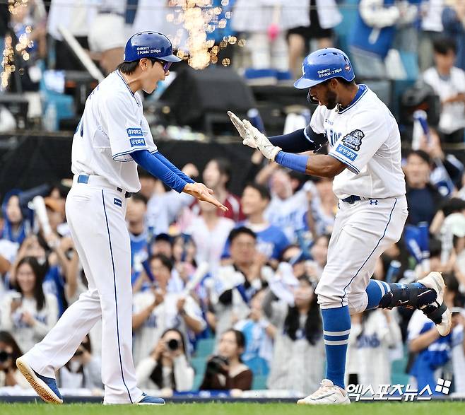 13일 오후 대구삼성라이온즈파크에서 열린 '2024 신한 SOL Bank KBO 포스트시즌' LG 트윈스와 삼성 라이온즈의 플레이오프 1차전 경기, 5회말 1사 1루 삼성 디아즈가 투런 홈런을 날린 후 그라운드를 돌고 있다. 대구, 김한준 기자