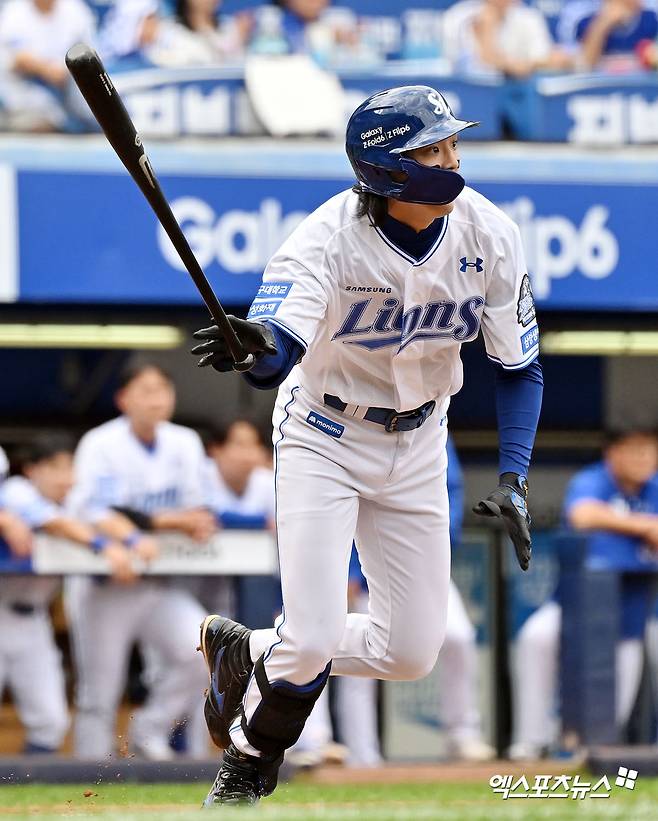 13일 오후 대구삼성라이온즈파크에서 열린 '2024 신한 SOL Bank KBO 포스트시즌' LG 트윈스와 삼성 라이온즈의 플레이오프 1차전 경기, 1회말 1사 2루 삼성 구자욱이 내야안타를 날리고 있다. 대구, 김한준 기자