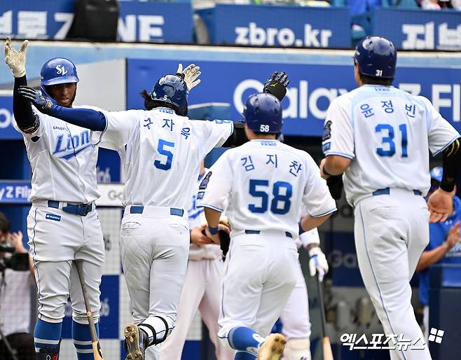 13일 오후 대구삼성라이온즈파크에서 열린 '2024 신한 SOL Bank KBO 포스트시즌' LG 트윈스와 삼성 라이온즈의 플레이오프 1차전 경기, 3회말 무사 1,3루 삼성 구자욱이 스리런 홈런을 날린 후 디아즈와 하이파이브를 하고 있다. 대구, 김한준 기자