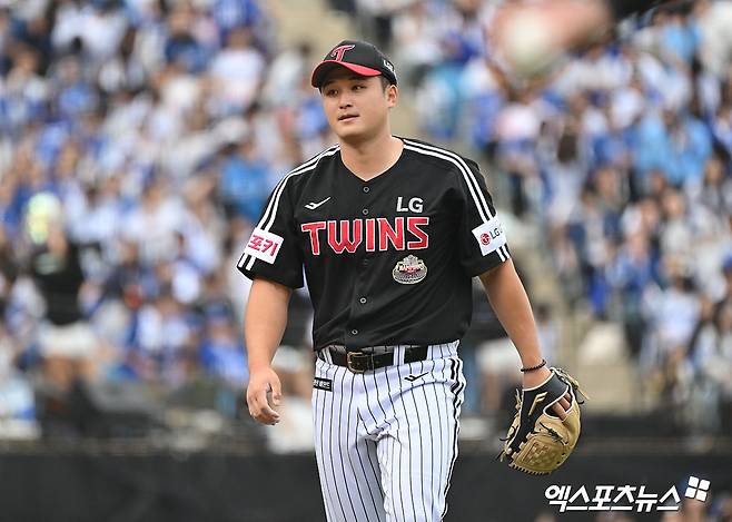 염경엽 LG 감독은 13일 대구 삼성라이온즈파크에서 열린 '2024 신한 SOL Bank KBO 포스트시즌' 삼성 상대 플레이오프(5전 3승제) 1차전을 내준 뒤 2차전 반드시 승리하리라 다짐했다. 대구, 김한준 기자