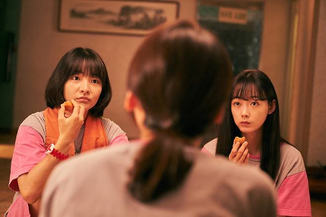 영화 '우리는 천국에 갈 순 없지만 사랑은 할 수 있겠지' 속 이유미(오른쪽) [메리크리스마스 제공. 재판매 및 DB 금지]