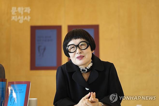 한국 작가 최초로 전미도서비평가협회상 수상한 김혜순 시인 (서울=연합뉴스) 김혜순 시인의 시집 '날개 환상통'이 미국 전미도서비평가협회상(NBCC 어워즈) 시 부문을 수상했다.    
     전미도서비평가협회(NBCC)는 21일(현지시간) 미국 뉴욕 뉴스쿨에서 개최한 '2023 NBCC 어워즈'에서 '날개 환상통'의 영어판인 '팬텀 페인 윙즈'(Phantom Pain Wings)를 시 부문 수상작으로 발표했다. 
    지난 2022년 4월 김혜순 시인이  서울 마포구 문학과지성사 사옥에서 열린 14번째 시집 '지구가 죽으면 달은 누굴 돌지?' 출간 기념 기자간담회에서 인터뷰하고 있다. 2024.3.22 [문학과지성사 제공.재판매 및 DB 금지] photo@yna.co.kr