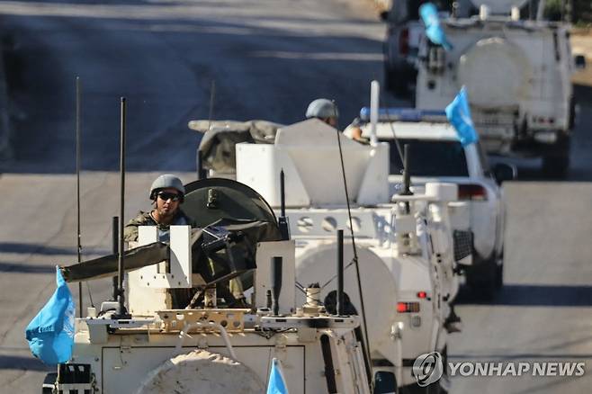 레바논 남부 일대를 순찰하는 레바논 유엔 평화유지군 (마르자윤 AFP=연합뉴스) 12일(현지시간) 레바논 남부 마르자윤 지역에서 순찰 활동을 진행 중인 레바논 주둔 유엔 평화유지군(UNIFIL) 대원들. 2024.10.12