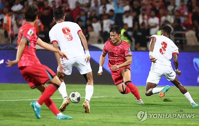 슛 준비하는 오현규 (암만[요르단]=연합뉴스) 류영석 기자 = 10일(현지시간) 요르단 암만국제경기장에서 열린 2026 피파 북중미월드컵 아시아 3차 예선 3차전 한국과 요르단의 경기.
    오현규가 드리블을 하고 있다. 2024.10.11 ondol@yna.co.kr