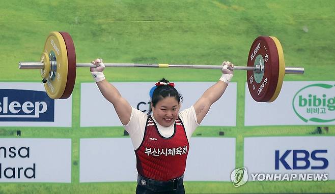 전국체전 역도 김수현 (경남 고성=연합뉴스) 김동민 기자 = 13일 경남 고성군 역도경기장에서 열린 제105회 전국체육대회 역도 여자 76㎏급 김수현(부산)이 집중하고 있다. 2024.10.13 image@yna.co.kr