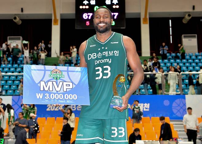 MVP 받은 DB의 오누아쿠 [KBL 제공. 재판매 및 DB 금지]