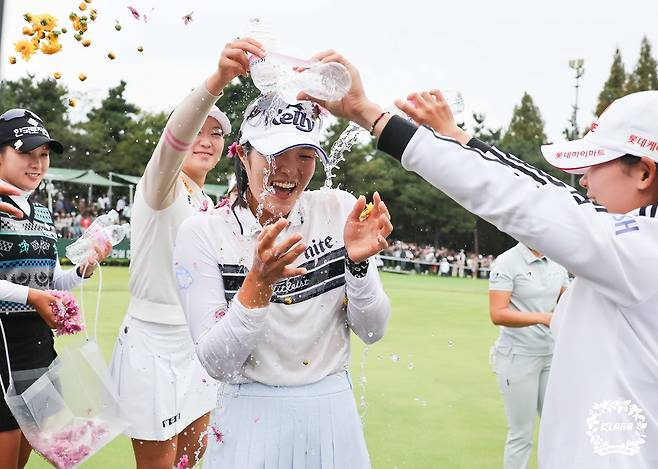 축하 물세례를 받는 김민별. [KLPGA 제공. 재판매 및 DB 금지]