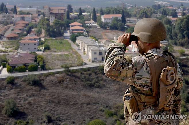 레바논 남부 국경을 바라보는 레바논군 [AP 연합뉴스 자료사진. 재배포 및 DB 금지]