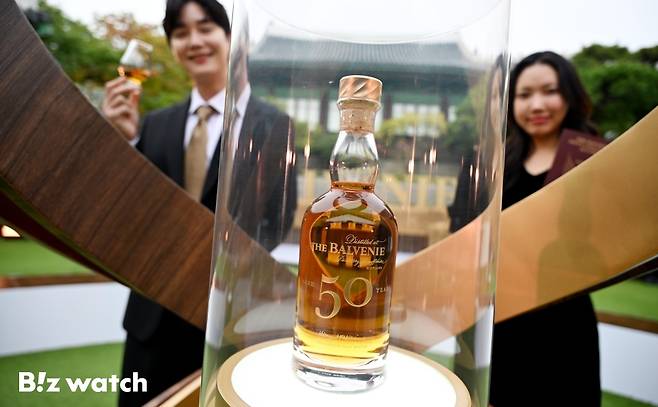 14일 오전 서울 중구 신라호텔에서 열린 발베니 50주년 컬렉션 출시 미디어데이에서 모델들이 발베니 위스키를 소개하고 있다./사진=이명근 기자 qwe123@