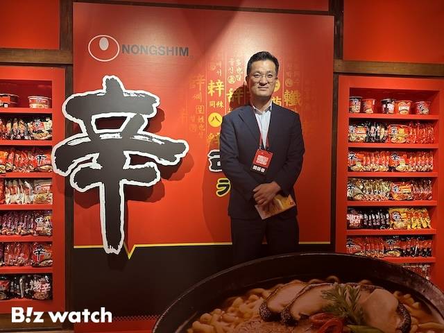 정영일 농심재팬 마케팅부문 겸 특수영업부문 부장이 10일 오후 일본 도쿄 신라면 팝업스토어에서 포즈를 취하고 있다. / 사진=정혜인 기자 hij@