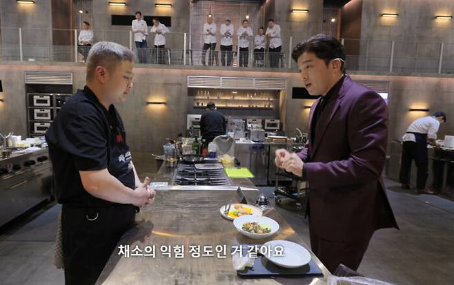 흑백요리사의 심사위원을 맡은 안성재 셰프가 참가자들의 메뉴를 평가하는 과정에서 '채소의 익힘 정도'를 중시한다고 말해 화제다. [사진=넷플릭스 '흑백요리사: 요리 계급 전쟁' 캡처]