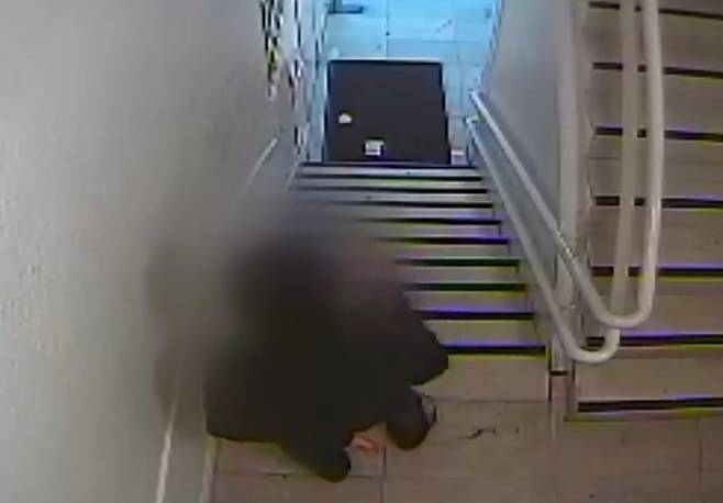 김 씨가 화장실 앞에서 범행 대상을 물색하는 모습. ('그것이 알고싶다')