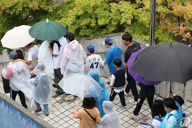 어린이날인 5일 오후 대구 삼성라이온즈파크에서 열릴 예정이었던 프로야구 롯데 자이언츠와 삼성 라이온즈의 경기가 아침부터 내린 비 때문에 취소되자 어린이를 동반해 야구장을 찾았던 가족들이 아쉬움을 남긴 채 발걸음을 돌리고 있다. 이날 예정된 잠실(두산-LG), 광주(한화-KIA), 인천(NC-SSG), 수원(키움-KT), 대구(롯데-삼성) 경기가 모두 우천으로 취소됐다. 2024.5.5/뉴스1 ⓒ News1 공정식 기자