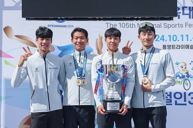 전국체전 금메달을 수상한 계룡건설 철인3종 선수단(사진 맨 왼쪽부터 박찬욱 선수, 권민호 선수, 최규서 선수, 박상민 선수)/계룡건설 제공.