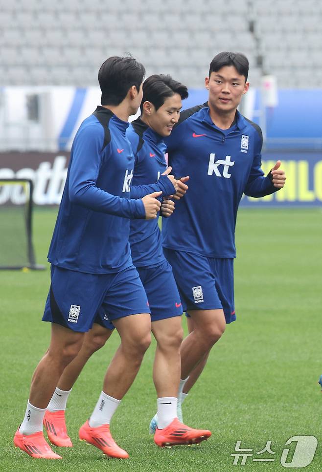 대한민국 축구대표팀 이강인이 13일 경기 용인시 용인미르스타디움에서 동료들과 훈련하고 있다. 황희찬·엄지성의 부상으로 이승우와 문선민을 대체 발탁한 홍명보호는 오는 15일 이라크와 북중미 월드컵 아시아 예선 조별리그 4차전을 치른다. 2024.10.13/뉴스1 ⓒ News1 신웅수 기자