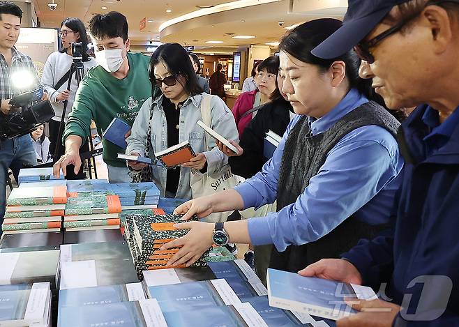 11일 서울 종로구 교보문고을 찾은 시민들이 노벨문학상을 수상한 작가 한강의 책을 구매하고 있다. 스웨덴 한림원은 지난 10일 소설가 한강이 노벨문학상 수상자로 선정됐다고 발표했다. 한국인의 노벨상 수상은 2000년 고(故) 김대중 대통령의 평화상 수상에 이어 두 번째이며, 아시아 작가 수상은 2012년 중국 작가 모옌 이후 12년 만이다. 스웨덴 한림원은 선정 이유로 "역사적 트라우마에 맞서고 인간의 삶의 연약함을 드러낸 강렬한 시적 산문＂이라고 꼽았다. 2024.10.11/뉴스1 ⓒ News1 구윤성 기자