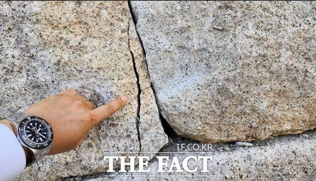 7월 빗물에 붕괴된 측과 반대 측에 있는 부위에서 세로로 된 크랙이 발견되면서 주민들이 불안에 떨고 있다. 해당 부위는 세로 균열로 대형 석재가 지지하는 힘과 내려앉는 힘이 엊갈려 생긴 것으로 추측된다./성주=김민규 기자