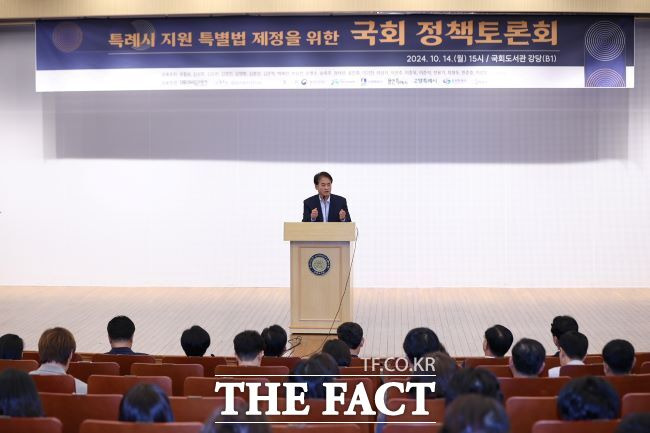 14일 국회도서관에서 열린 ‘특례시 지원 특별법 제정을 위한 국회 정책토론회’에 참석한 이동환 고양시장이 "도시 규모에 맞는 실질적인 권한 확보를 위한 특별법 제정이 필요하다"고 밝혔다./고양시