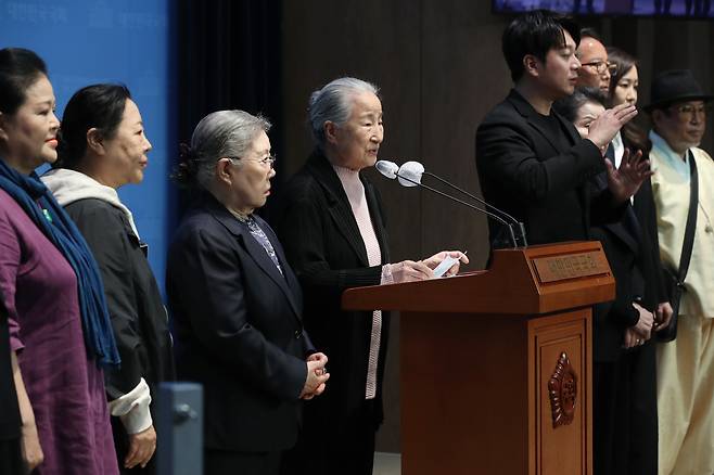 국악인들이 14일 오후 서울 여의도 국회 소통관에서 국악인 비하 발언을 한 더불어민주당 양문석 의원 규탄 기자회견을 하고 있다. 양 의원은 지난 10일 문화체육관광위원회 국정감사에서 지난해 김건희 여사가 참석한 간담회에서 국악인들의 가야금 연주가 이뤄진 것을 '기생집'이라고 표현해 막말 논란이 일었다. /뉴스1