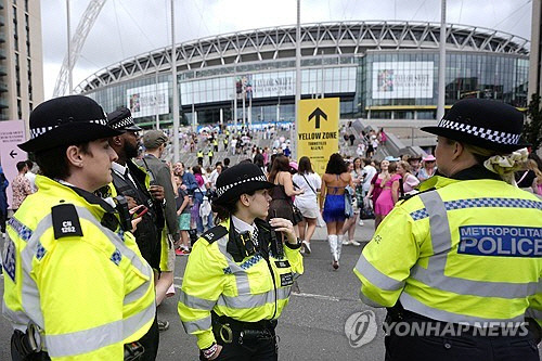 스위프트 공연이 열린 8일 웸블리 스타디움 앞의 경찰관들[AP 연합뉴스 자료사진]