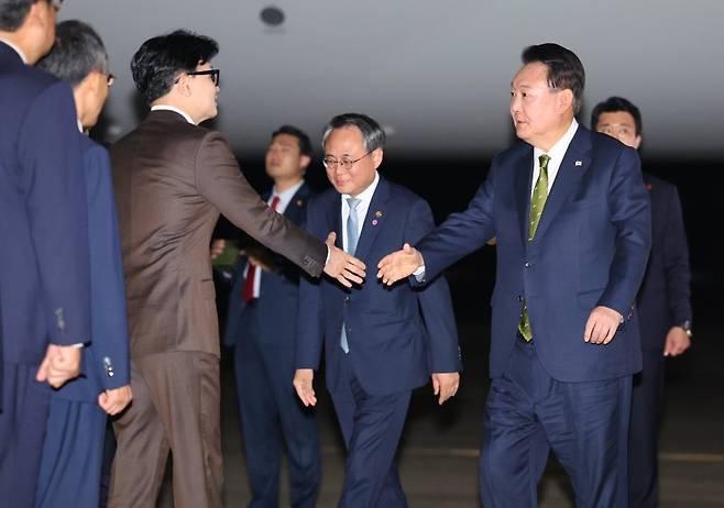 필리핀·싱가포르 국빈방문 및 한·아세안 정상회의 일정을 마친 윤석열 대통령이 지난 11일 성남 서울공항에 도착해 환영나온 한동훈 국민의힘 대표와 인사를 나누고 있다. /사진=뉴시스화상