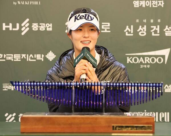 '변형 스테이블포드' 방식의 2024년 한국여자프로골프(KLPGA) 투어 동부건설·한국토지신탁 챔피언십 우승을 차지한 김민별 프로가 우승 인터뷰하는 모습이다. 사진제공=KLPGA