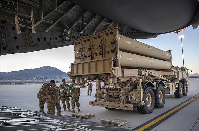 2019년 2월 미국 텍사스 포트 블리스 기지에서 사드(THAAD·고고도미사일방어체계) 미사일 발사대가 수송기에 실리고 있다. AP 연합뉴스