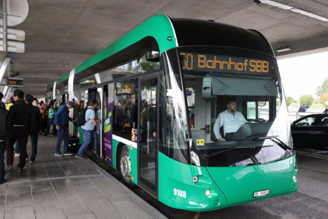 이장우 대전시장이 유럽공무출장 중 지난 5일(현지시간) 스위스 바젤에서 시승한 무궤도 굴절차량(트램). 대전시 제공