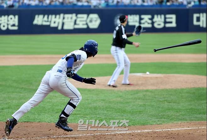 2024 프로야구 KBO 포스트시즌 삼성라이온즈와 LG트윈스의 플레이오프(PO) 1차전 경기가 13일 오후 대구삼성라이온즈파크에서 열렸다. 8회말 무사 1루 구자욱이 안타를 치고 있다. 대구=김민규 기자 mgkim1@edaily.co.kr /2024.10.13/