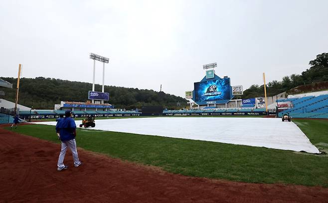 14일 2024 프로야구 KBO 포스트시즌 삼성라이온즈와 LG트윈스의 플레이오프(PO) 2차전 경기가 열릴 예정인 대구삼성라이온즈파크에 약하게 비가 내리는 가운데 그라운드에 대형방수포가 덮여있다. 대구=김민규 기자 mgkim1@edaily.co.kr /2024.10.14/