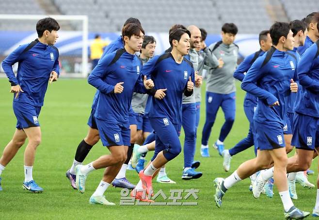 홍명보 감독이 이끄는 축구대표팀이 2026 북중미 월드컵 아시아지역 3차예선 이라크와의 경기를 하루 앞두고 14일 오후 용인미르스타디움에서 훈련을 했다. 이강인 등 선수들이 훈련을 시작하며 러닝하고있다. 용인=정시종 기자 capa@edaily.co.kr /2024.10.14.