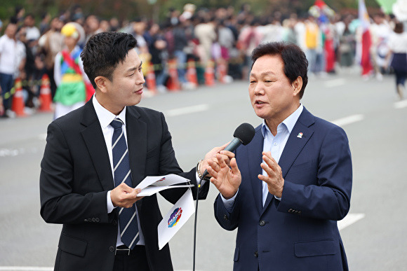 박완수 경상남도지사가 지난 13일 '2024 맘프(MAMF)' 축제장을 찾아 인사말을 하고 있다. [사진=경상남도]