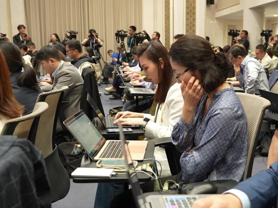 중국 취재진이 12일 베이징에서 열린 재정부 경기부양 방안 기자 회견에서 취재 경쟁을 벌이고 있다. [신화뉴스]