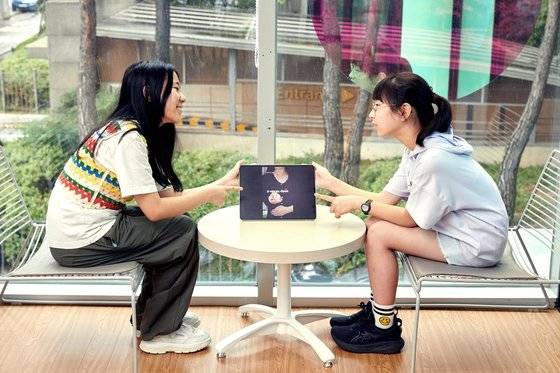 김켈리의 유튜브 채널에서 '신비마트'의 한 장면을 보고 있는 소중 학생기자단. 오늘날 청소년은 유튜브·틱톡 등 영상 플랫폼을 즐겨 찾는다.