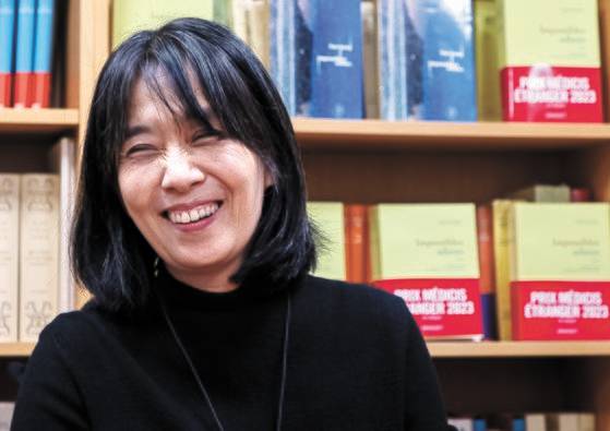 장편소설 ‘작별하지 않는다’로 프랑스 4대 문학상 중 하나인 메디치 외국문학상을 받은 작가 한강이 지난해 11월 9일(현지시간) 프랑스 파리 그라세(Grasset)출판사에서 한국 특파원들과 인터뷰를 하고 있다. 뉴스1