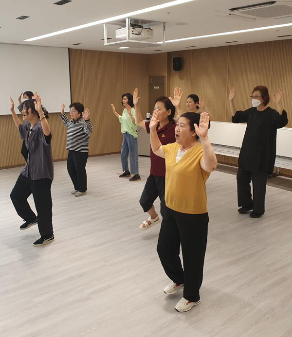 같은 장소에서 어르신들이 댄스 강의를 받는 모습.  부산시 제공