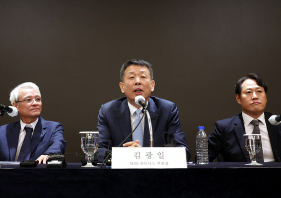 From left, Young Poong President Kang Sung-doo and MBK Partners Vice Chairman Kim Kwang-il answer questions from the press at a conference in Seoul on Sept. 19. [YONHAP]