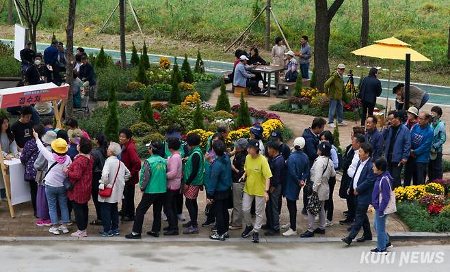 14일 영등포구 안양천 제방 산책로 일원에서 열린 '안양천 황톳길 맨발 걷기' 행사에서 시민들이 참여 신청을 위해 대기하고 있다.