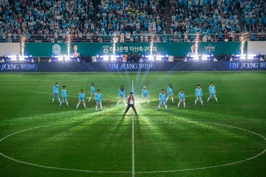 하나은행 자선축구대회』하프타임 중 펼쳐진 임영웅의 라이브공연 무대에 관중들이 환호하고 있다.