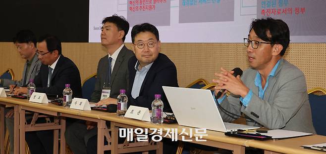 매일경제와 한국정책학회가 지난 11일 19일 서울 한국과학기술회관에서 개최한 ‘공공기관 관리와 운영, 이대로 좋은가’ 세션에서 참석자들이 토론하고 있다. 오른쪽부터 박석희 가톨릭대학교 행정학과 교수, 엄석진 서울대 행정대학원 교수, 박형준 성균관대 행정학과 교수, 성만석 엘리오 대표, 김인수 매일경제 논설위원. [이충우 기자]