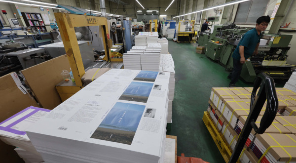 On the 13th, at a printing factory located in Paju City, Gyeonggi Province, Han Kang’s novel ‘I Do Not Bid Farewell’, the work of the Nobel Prize in Literature winner, is being printed and bound. (Han Joo-hyung)