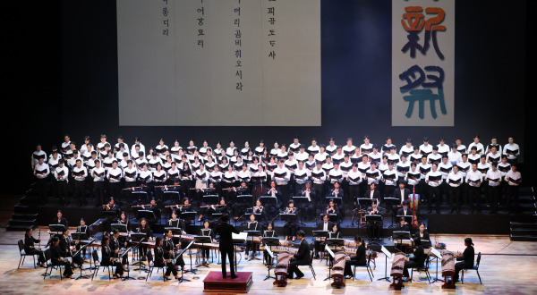 A choir composed of Crown Haitai Confectionery employees is rehearsing Sujecheon for the ‘19th Changsinje Festival’ at the Sejong Center for the Performing Arts in Jongno-gu, Seoul, on the afternoon of the 11th. (News1)