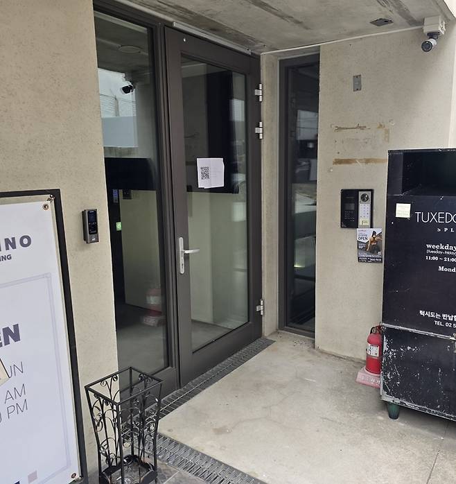 14일 오후 12시께 서울 강남구 신사동에 위치한 S 예복업체의 문이 굳게 닫혀 있다.  [양세호 기자]