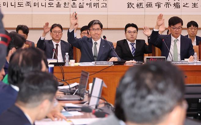 "공수처 필요하단 분 손드세요" 14일 국회 법제사법위원회의 고위공직자범죄수사처에 대한 국정감사에서 "공수처가 존속돼야 한다고 생각하는 분은 손을 들어보라"는 곽규택 국민의힘 의원의 질문에 오동운 처장을 비롯한 공수처 직원 전원이 손을 들고 있다. 연합뉴스