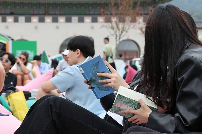 서울 종로구 광화문 광장 서울 야외도서관 책마당에서 한강 작가의 노벨문학상 수상을 축하하기 위한 마련된 특별 전시에서 시민들이 한강 작가의 책을 읽고 있다./사진=뉴시스