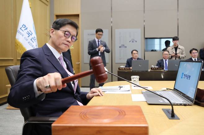 이창용 한국은행 총재가 11일 서울 중구 한국은행에서 열린 금융통화위원회에서 의사봉을 두드리고 있다./사진=공동취재단