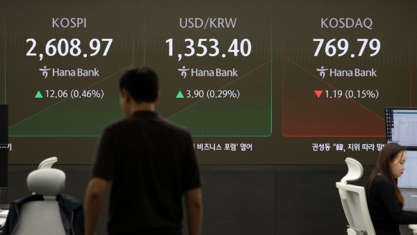 코스피는 14일 오전 장 상승세를 보이는 반면 코스닥은 하락세다. 사진은 이날 오전 서울 중구 하나은행 본점 딜링룸에서 딜러들이 업무를 수행하는 모습. /사진=뉴시스