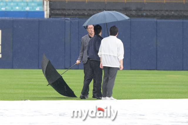 김시진 경기 감독관이 14일 대구 삼성라이온즈파크에서 열린 '2024 프로야구 KBO 포스트 시즌' 삼성라리온즈와 LG트윈스 플레오이프(PO) 2차전 경기 전 방수포가 덮인 그라운드를 점검하고 있다./대구 = 한혁승 기자 hanfoto@mydaily.co.kr