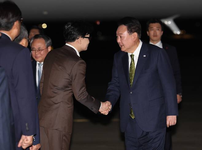 윤석열 대통령이 11일 성남 서울공항에서 필리핀, 싱가포르 국빈 방문 및 라오스 아세안 정상회의를 마치고 귀국하며 마중 나온 국민의힘 한동훈 대표와 악수하고 있다. 연합뉴스