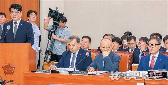 11일 국회 농림축산식품해양수산위원회 국정감사에서 권재한 농촌진흥청장(맨 왼쪽)이 업무보고를 하고 있다. 이종수 기자